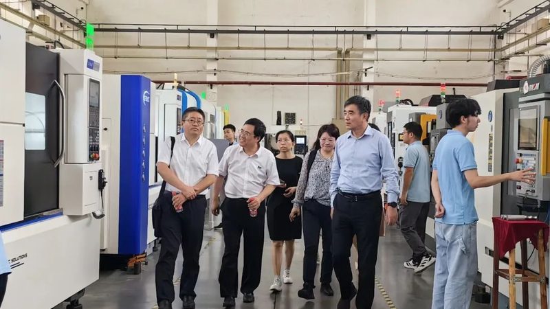 进口工业母机通常具有以下特点：